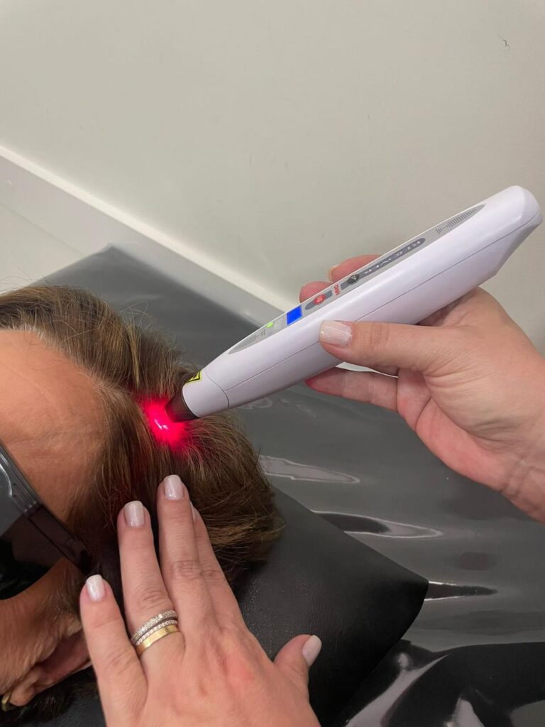 Neuromodulação Transcraniana a Laser: Benefícios e Como Ela Pode Transformar Seu Bem-Estar 8 Sessão de tratamento com neuromodulação transcraniana a laser